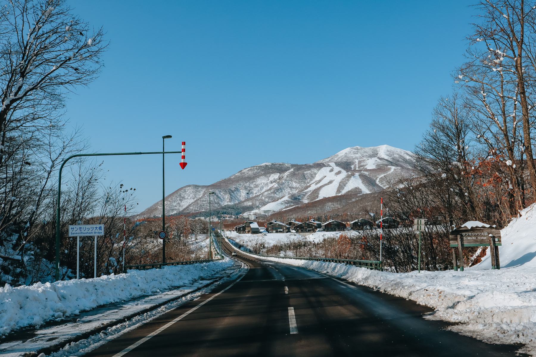 冬季通往雪山的道路
